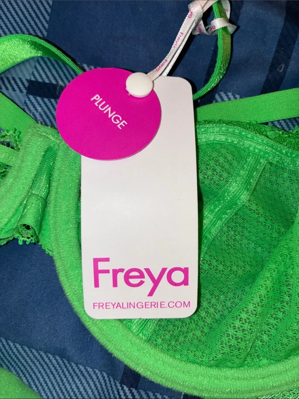 Freya removable straps